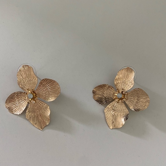 gorgeous gold flower earrings, brand new never worn! so so pretty! - Picture 7 of 7